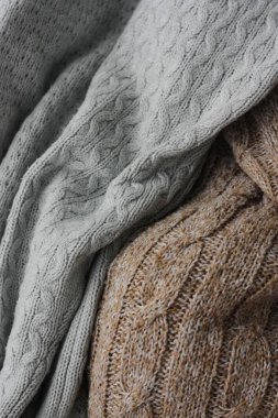 Güzel örülmüş gri ve kahverengi kazaklar makro