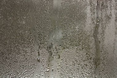 Penceredeki yağmur damlalarının güzel manzarası 