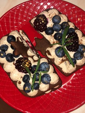 Kremalı ve yaban mersinli lezzetli çikolatalı pasta.