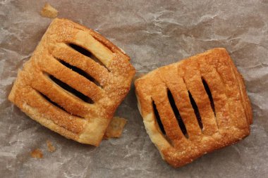 Kiraz ve elmalı lezzetli taze meyveli börek.