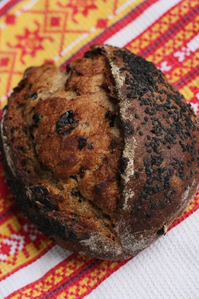 Vers Brood Met Zwarte Sesam Rozijnen — Stockfoto