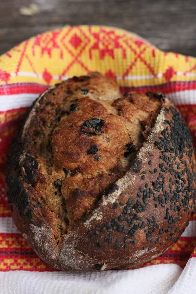 Čerstvý Chléb Černým Sezamem Rozinkami — Stock fotografie