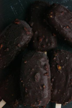 Fındıklı ve çikolatalı lezzetli dondurma.