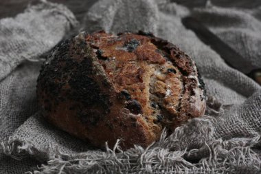 Kuru üzüm ve un ile taze ekmek. 