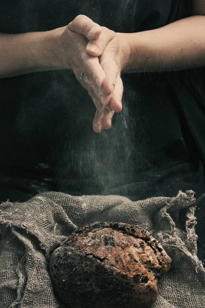 Kuru üzümlü taze ekmek ve el makrosu. 