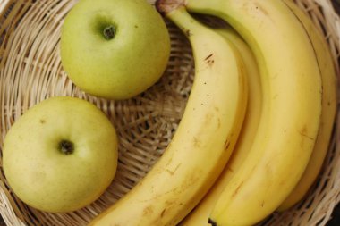 Masada taze muz ve elma var.