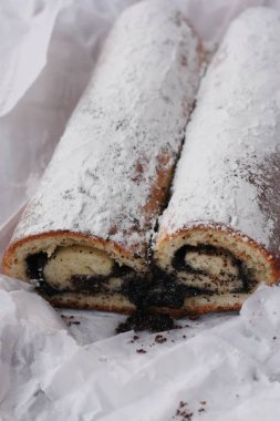 Haşhaş tohumu ve pudra şekerli lezzetli rulo