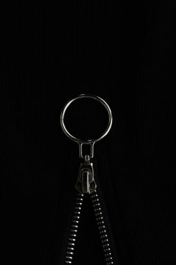 Gümüş tokalı siyah ceket. Yaklaş. 