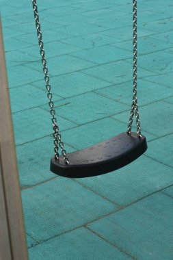 Mavi arka planda siyah süspansiyon salıncak