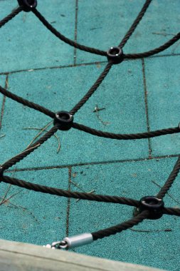 Mavi arka planda siyah süspansiyon salıncak