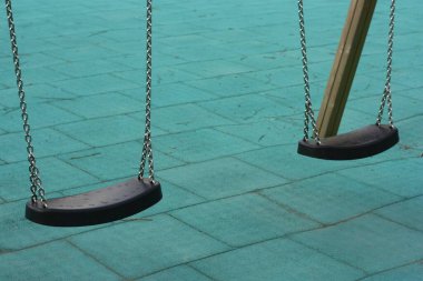 Mavi arka planda siyah süspansiyon salıncak