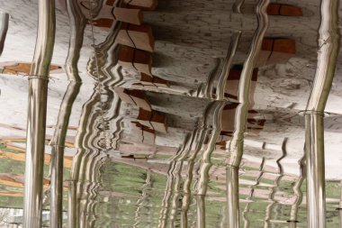 Parkta banklar ve güzel bir iç mekan.