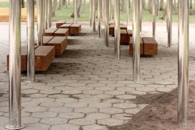 Parkta banklar ve güzel bir iç mekan.