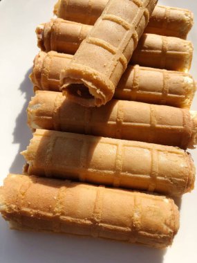 Kahvaltı için karamelli waffle tüpleri.