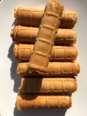 Kahvaltı için karamelli waffle tüpleri.