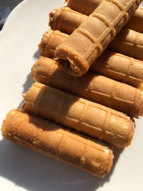 Kahvaltı için karamelli waffle tüpleri.