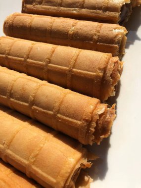 Kahvaltı için karamelli waffle tüpleri.