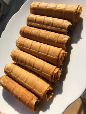 Kahvaltı için karamelli waffle tüpleri.