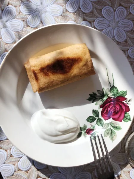 Läcker Pannkaka Med Gräddfil Tallrik — Stockfoto