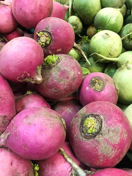 Φρέσκο Πράσινο Και Ροζ Ραπανάκι Στην Αγορά — Φωτογραφία Αρχείου