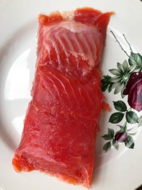 Tabakta taze somon balığı.