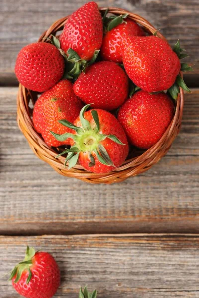 Morangos Suculentos Deliciosos Uma Mesa Madeira — Fotografia de Stock