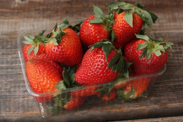 Heerlijke Sappige Aardbeien Een Houten Tafel — Stockfoto