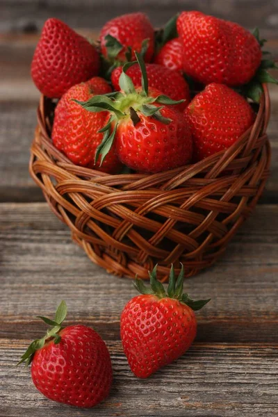 Delicious Juicy Strawberries Wooden Table — Stock Photo, Image