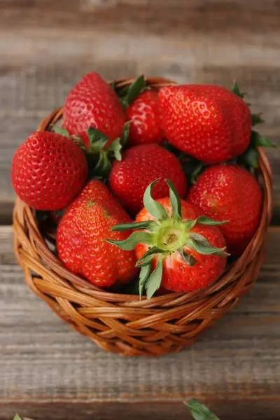 Heerlijke Sappige Aardbeien Een Houten Tafel — Stockfoto