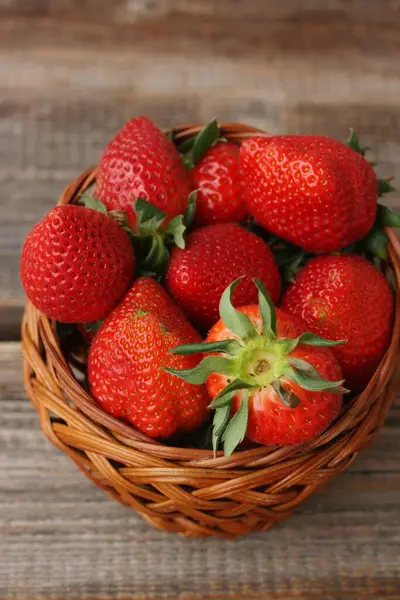 Heerlijke Sappige Aardbeien Een Houten Tafel — Stockfoto