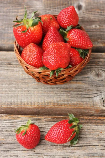 Heerlijke Sappige Aardbeien Een Houten Tafel — Stockfoto