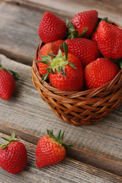 Heerlijke Sappige Aardbeien Een Houten Tafel — Stockfoto
