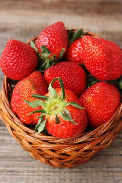 Deliciosas Fresas Jugosas Una Mesa Madera — Foto de Stock