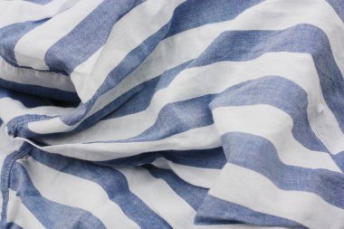 Mavi çizgili beyaz kumaş yaklaş