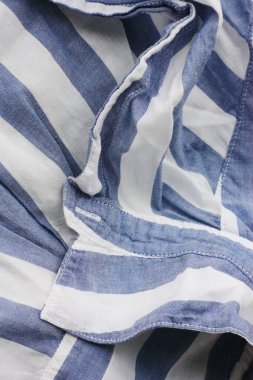 Mavi çizgili beyaz kumaş yaklaş