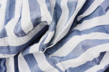 Mavi çizgili beyaz kumaş yaklaş