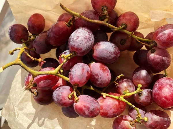 Świeże Czerwone Winogrona Stole Makro — Zdjęcie stockowe