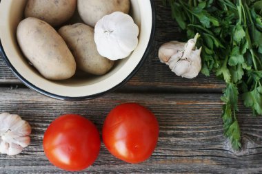 Masada patates ve sarımsak var. 