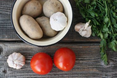 Masada patates ve sarımsak var.
