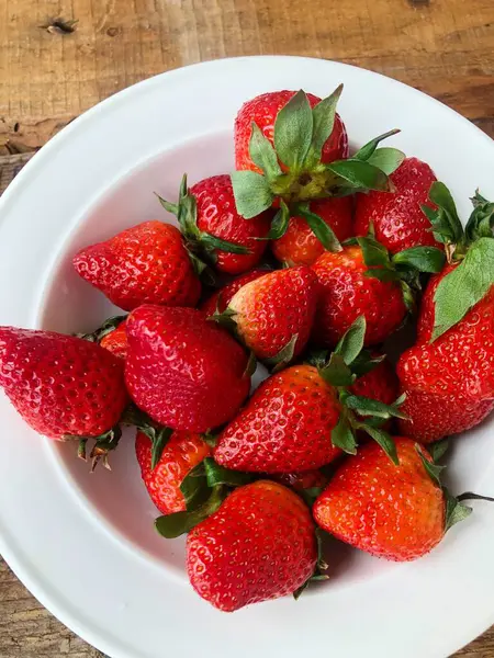 Fraises Juteuses Dans Une Assiette Blanche Sur Table — Photo