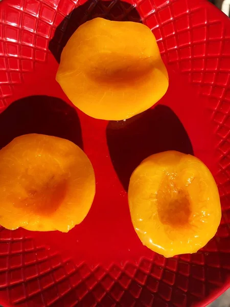 Canned Peaches Red Plate Macro — Stock Photo, Image