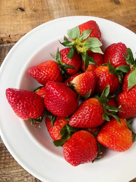 Juicy Strawberries White Plate Table — Stock Photo, Image