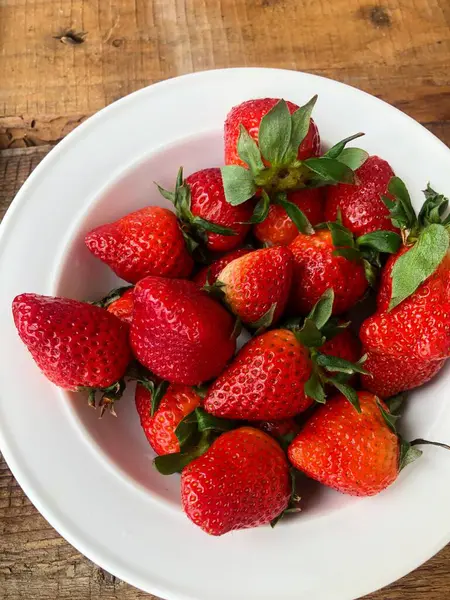 Sappige Aardbeien Een Wit Bord Tafel — Stockfoto