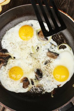 Çırpılmış yumurta, mantar ve soğanlı makro. 
