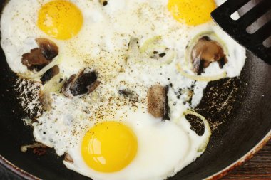 Çırpılmış yumurta, mantar ve soğanlı makro. 