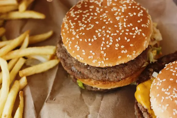 Biftek Burger Patates Kızartması Kafede — Stok fotoğraf