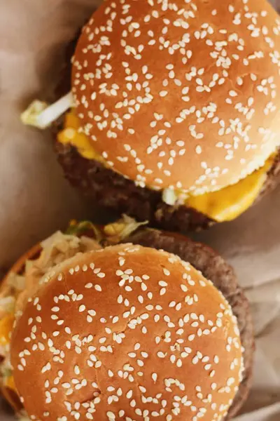 Deliciosos Hambúrgueres Carne Com Queijo Ketchup — Fotografia de Stock