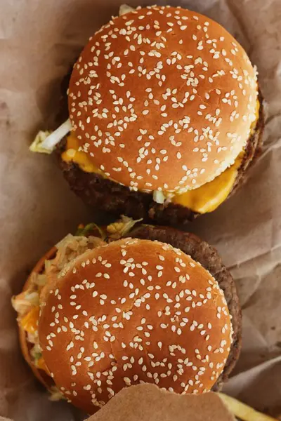 Deliciosos Hambúrgueres Carne Com Queijo Ketchup — Fotografia de Stock
