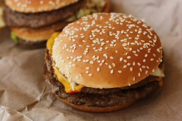 Deliciosos Hambúrgueres Carne Com Queijo Ketchup — Fotografia de Stock