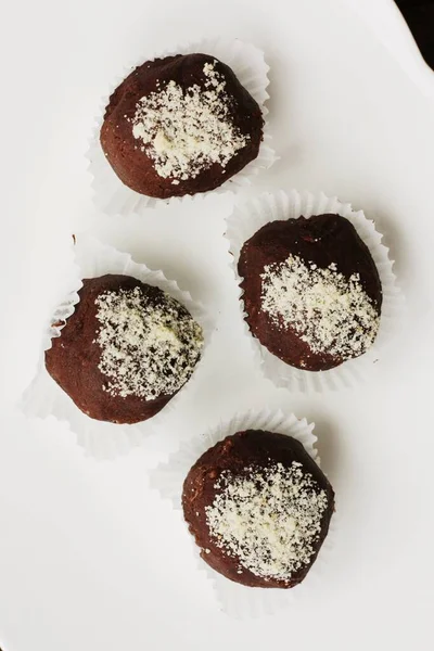 Beyaz Tabakta Lezzetli Çikolatalı Kekler — Stok fotoğraf